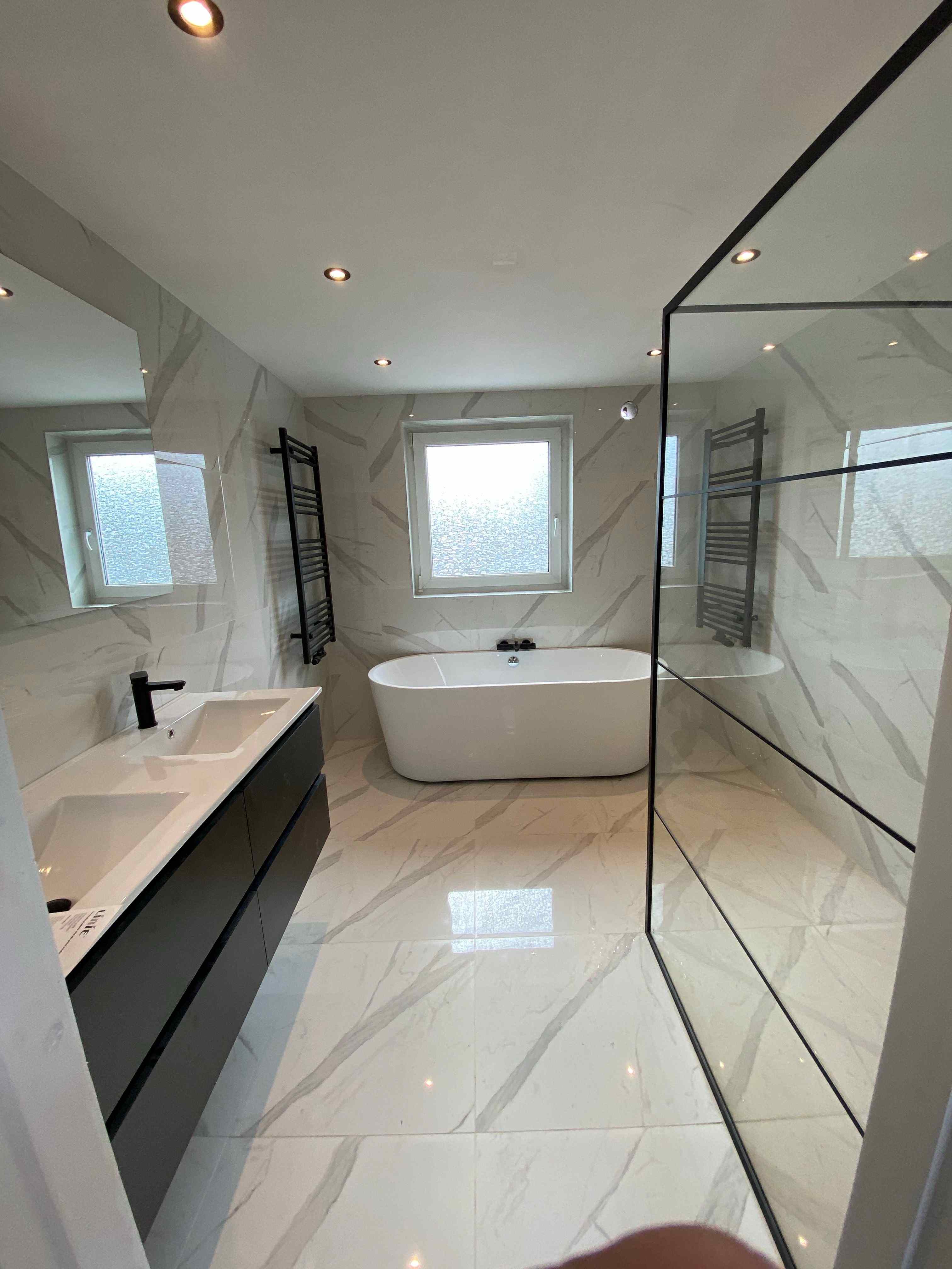 Luxe badkamer door Bouwmeester Abasov